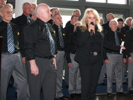 Bonnie Tyler and choir